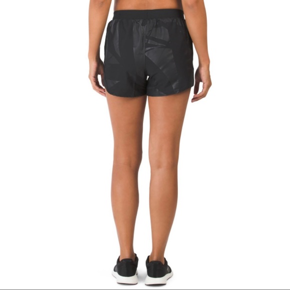 NWT Under Armour Women’s Fly By 2.0 Printed Shorts - Picture 2 of 8